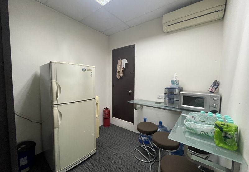 Fully fitted well maintained corner unit