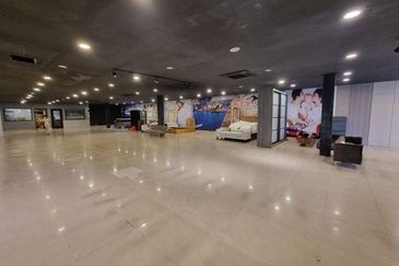 Commercial space for showroom, wellness, convenience store etc