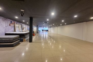 Commercial space for showroom, wellness, convenience store etc