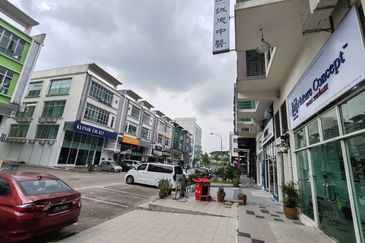 Pusat Perdagangan Danga Utama