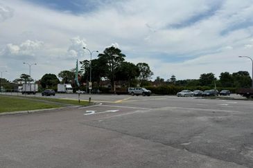 Single Storey Shoplot Corner Lot For Rent At Taman Ehsan Jaya 