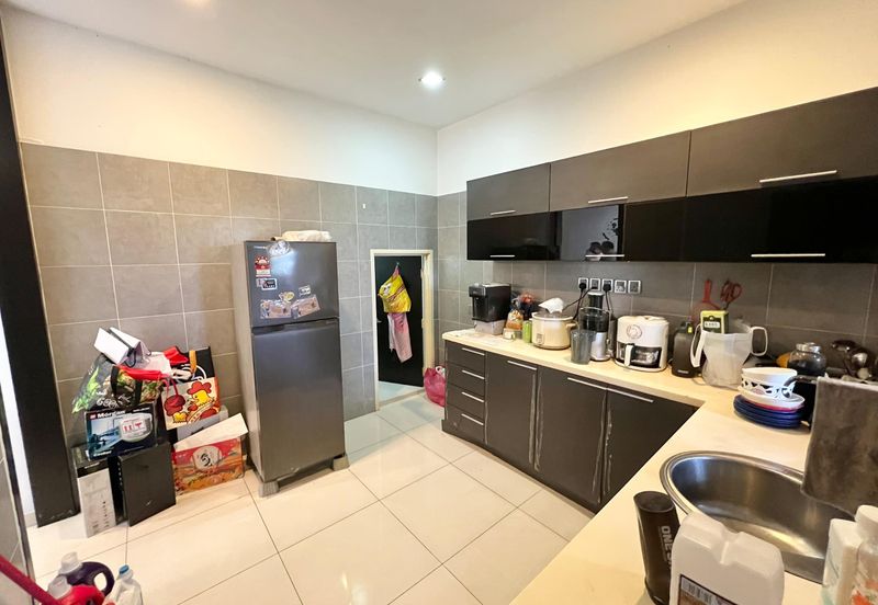 Jalan Setia Tropika 2/14