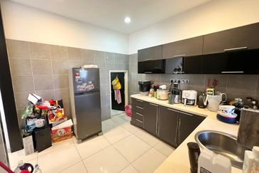 Jalan Setia Tropika 2/14