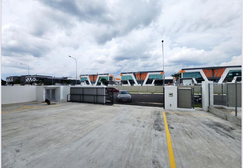 1.5 Storey Cluster Factory For Rent At Ulu Tiram 