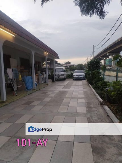 HOT AREA!!!Prime Location  Subang Jaya   Single Storey Corner House   Land Area :3248sqft  3 Bedrooms 1 Bathrooms  Partially furnished  Hot Area, Selangor, Subang Jaya