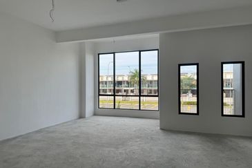 Taman Mount Austin Commercial