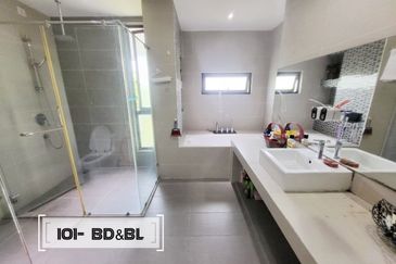 FULLY RENOVATED !! 40x80 Maple Terrace, Denai Alam. Triple Storey Endlot Superlink House
