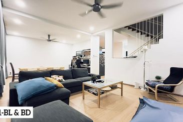 FULLY RENOVATED !! Maple Terrace, Jalan Elektron, Denai Alam. Triple Storey Superlink House