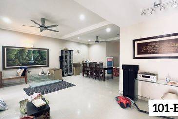 RENOVATED !! FOR SALE !! Jalan Birai, Bukit Jelutong Seksyen U8. Double Storey Superlink House