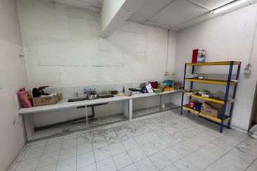 Klang Parade opposite UOB Bank Jalan Meru 3-storey Shop LRT-3 Station for Sale 