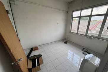 Klang Parade opposite UOB Bank Jalan Meru 3-storey Shop LRT-3 Station for Sale 