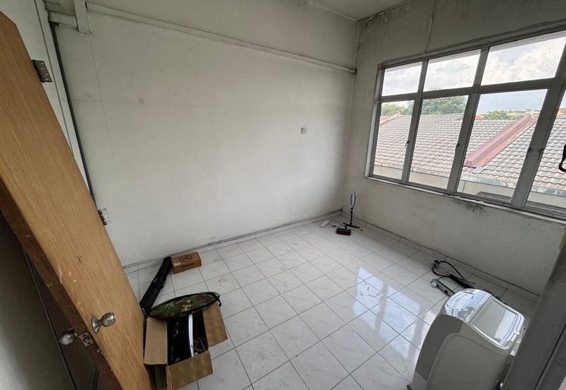 Klang Parade opposite UOB Bank Jalan Meru 3-storey Shop LRT-3 Station for Sale 