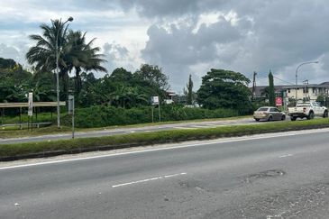 Menggatal land roadside CL for sale