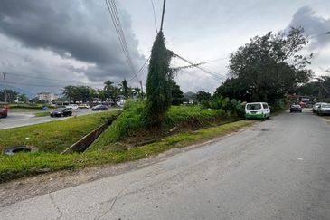 Menggatal land roadside CL for sale