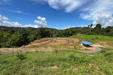 Kinarut land with house and fruit trees