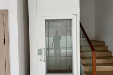 Taman Lifo 3 Storey Semi Detached Double storey Kolombong with private lift- Flood free