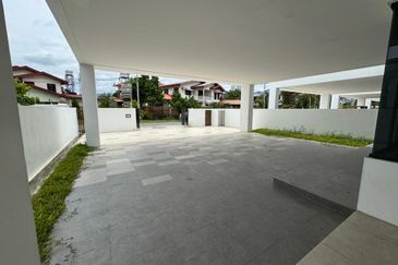 Taman Lifo 3 Storey Semi Detached Double storey Kolombong with private lift- Flood free