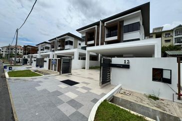 Taman Lifo 3 Storey Semi Detached Double storey Kolombong with private lift- Flood free