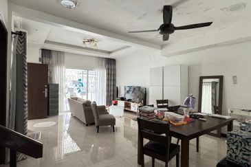 Taman Golf view Phase 2 Bundusan Double Storey intermediate house