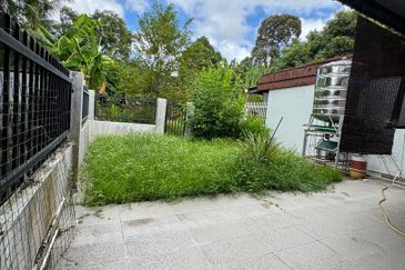 Taman Golf view Phase 2 Bundusan Double Storey intermediate house