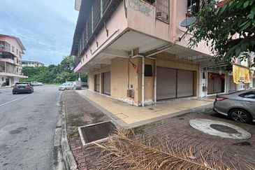 Taman Suria Shop corner penampang
