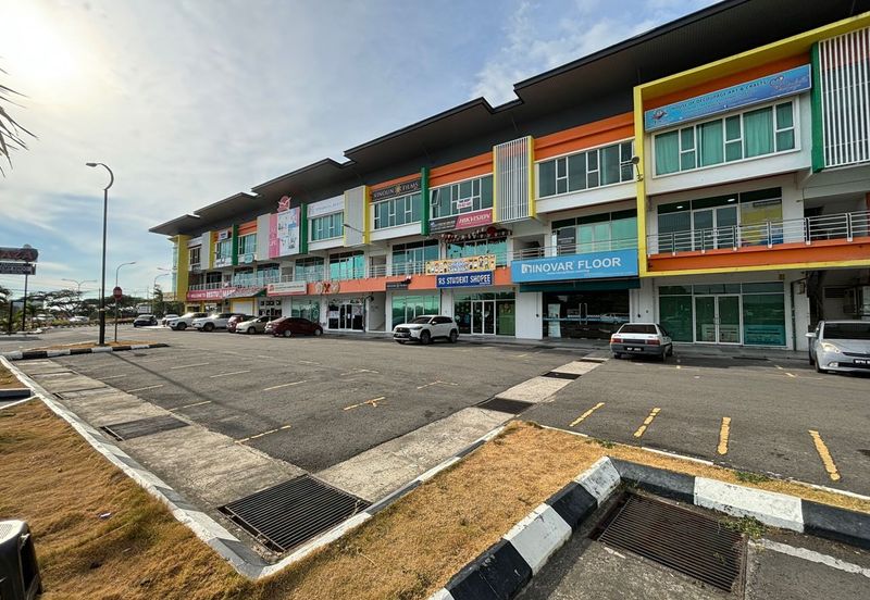 I-pLaza Shoplot Penampang first and seconf floor
