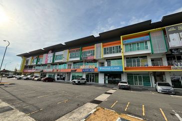 I-plaza shoplot penampang 3 storey