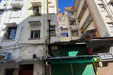 Kampung Air shop house 4+1 storey for Sale