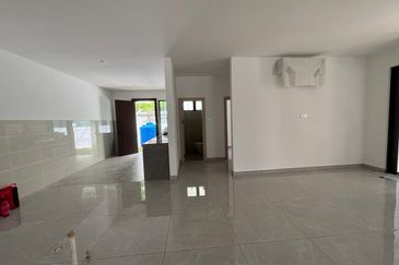 Taman Lifo 3 Storey Semi Detached Double storey Kolombong with private lift- Flood free