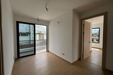 Taman Lifo 3 Storey Semi Detached Double storey Kolombong with private lift- Flood free