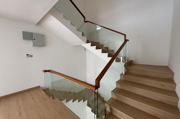 Taman Lifo 3 Storey Semi Detached Double storey Kolombong with private lift- Flood free