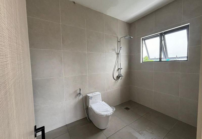 Taman Lifo 3 Storey Semi Detached Double storey Kolombong with private lift- Flood free