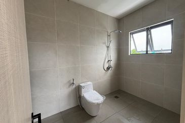 Taman Lifo 3 Storey Semi Detached Double storey Kolombong with private lift- Flood free