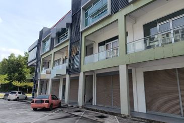 Suria Inanam 3 storey shoplot below market value