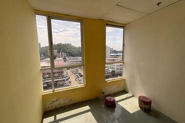 Centre Point Shoplot 7th floor for sale