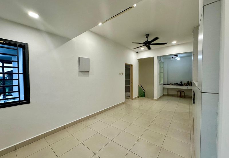 Maple Red, Adda Heights