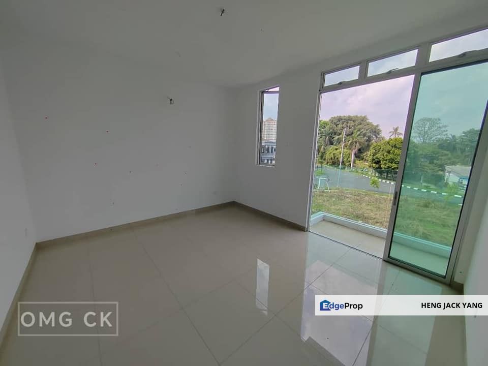 Banting Sungai Emas 3 Storey Semi-D 34x77 Brand New Big Build Up Limited Unit , Selangor, Banting