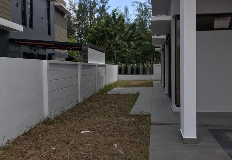 3 Storey Semi Detached House at Horizon Hills Canal Garden