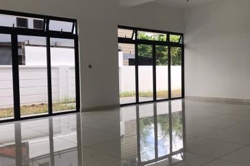 3 Storey Semi Detached House at Horizon Hills Canal Garden