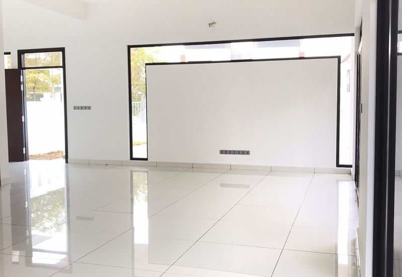 3 Storey Semi Detached House at Horizon Hills Canal Garden