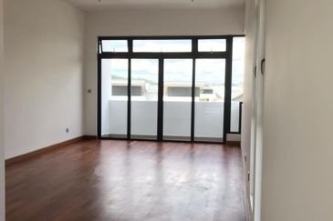 3 Storey Semi Detached House at Horizon Hills Canal Garden