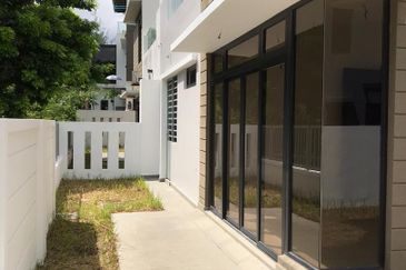 3 Storey Semi Detached House at Horizon Hills Canal Garden