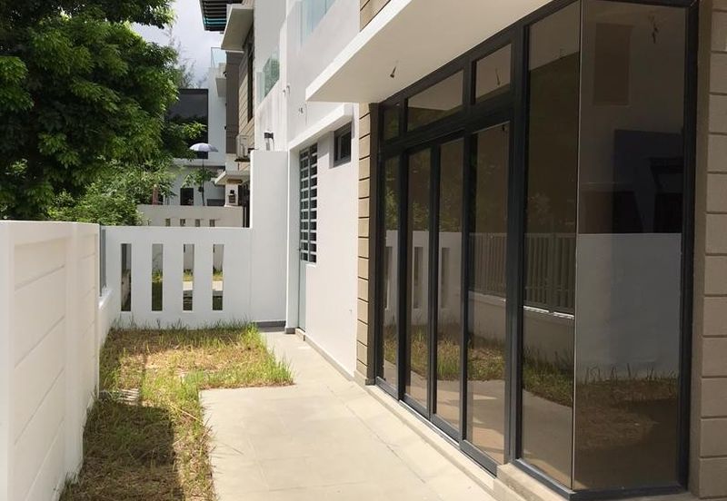 3 Storey Semi Detached House at Horizon Hills Canal Garden