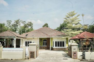 Fully Furnished Single-Storey Bungalow with Spacious Land for Sale @  Kuang, Sungai Buloh, Selangor