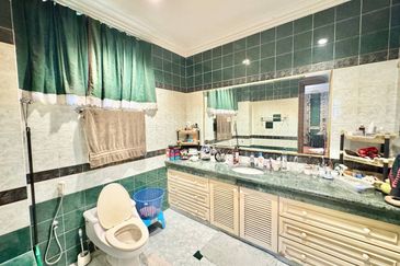 Freehold Golf Resort Living Spacious Layout Fully Renovated @ Lakeview Bungalow, Saujana Resort, Shah Alam