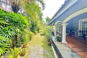 Freehold Golf Resort Living Spacious Layout Fully Renovated @ Lakeview Bungalow, Saujana Resort, Shah Alam