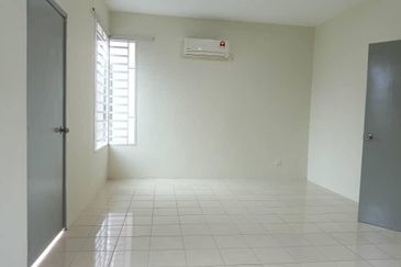 Refurbished Double Storey Terrace with Extra Land | Move-In Ready @ Taman Bentara