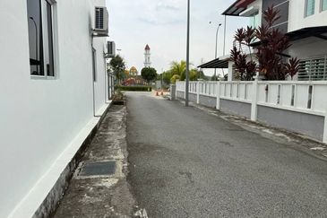 Walk to Mosque! Double Storey @ Taman Irises, Bandar Springhill PD | Freehold + Fully Furnished RM430K!