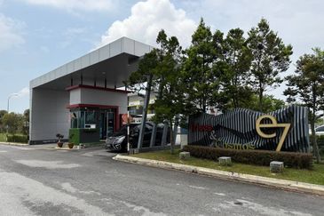 Walk to Mosque! Double Storey @ Taman Irises, Bandar Springhill PD | Freehold + Fully Furnished RM430K!