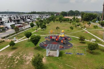 Walk to Mosque! Double Storey @ Taman Irises, Bandar Springhill PD | Freehold + Fully Furnished RM430K!